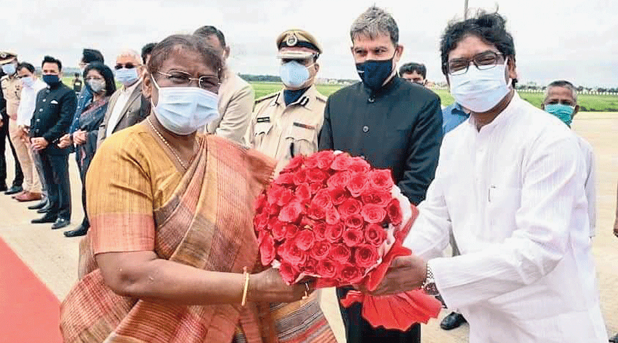 Jharkhand chief minister Hemant Soren bids Droupadi Murmu farewell at Ranchi Airport after she ended her stint as Jharkhand governor in July last year.