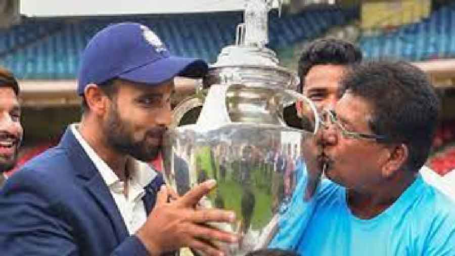 MP captain Aditya Srivastava (L) and coach Chandrakant Pandit
