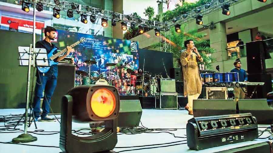 Local band called What’s In The Name was also a part of the line-up on the first day. The band began the concert with their instrumental playlist which comprised of Bollywood songs like Roja and Yeh haseen vadiyan.