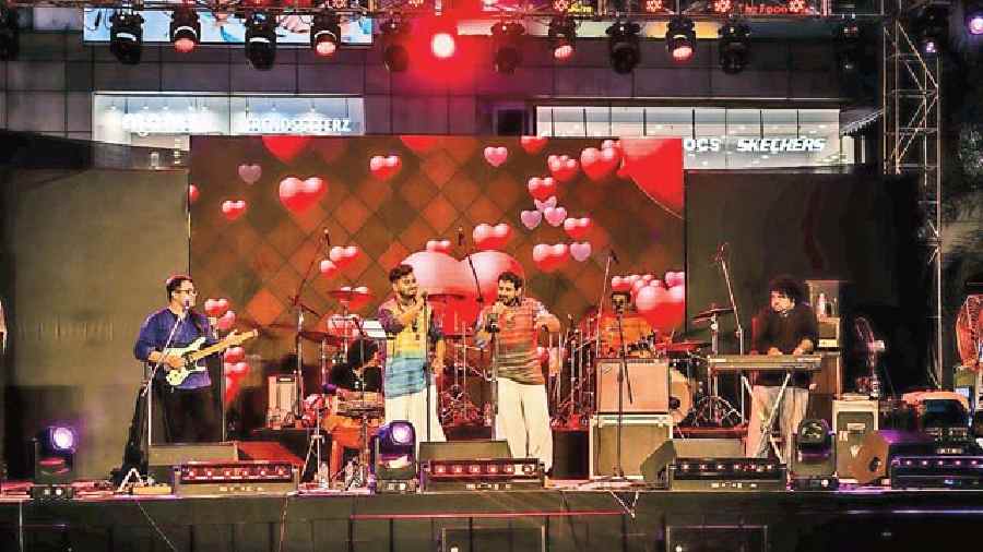 Local band Sufinama had performed on the first day of the event. Their playlist was an amalgamation of cheerful Sufi songs, which had a bit of a modern touch to them. The band did covers of some hits, which the audience sure enjoyed.