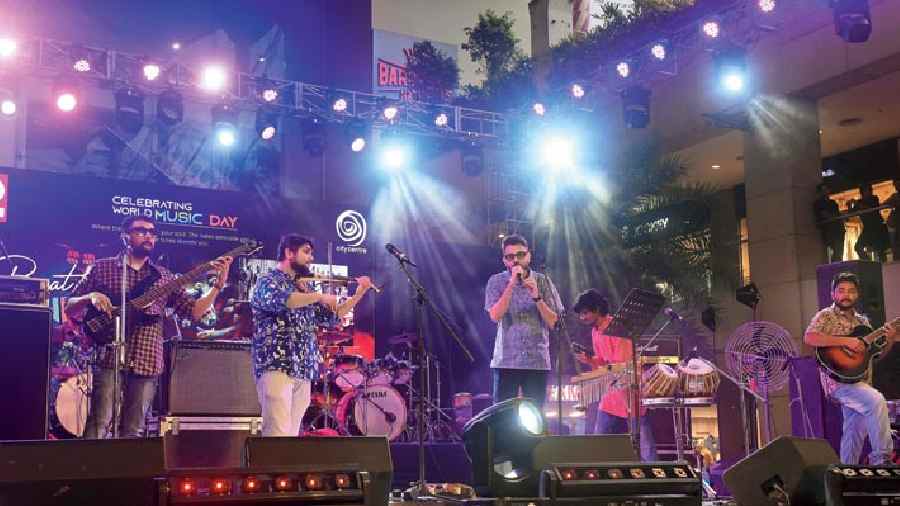 Paridhi was the first band on the second day of the show. It was a perfect way to start the day as their playlist was uplifting, fun and effortless. The boys took to the stage and performed their renditions of Chaudhary/Bande maya and their original Nondini o Shahrukh Khan. What really stood out for the audience was a violin solo which was performed so smoothly that it had the audience hooked immediately.