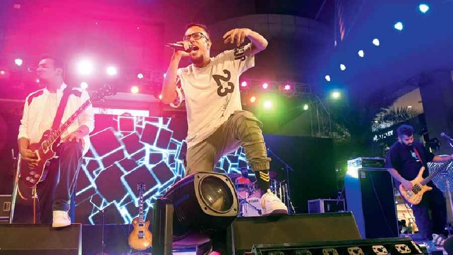 The event came to an end with the much-awaited performance of Underground Authority. After many cheers and a video showcase, the four-man band took to the stage and performed their originals like Pehchaan and Insaaf ka qaatil, mixed with a few covers as well. The energy of the rap and rock mix band sure kept the audience alive and there was also a special performance by city-based artiste John Paul, who joined the band on the drums. “It was lovely to celebrate World Music Day in our own hometown, with the wonderful people of Calcutta. The last 12 years have been phenomenal for us, touring all over the country, but nothing beats the happiness of performing for our own people in the city! We hope to continue celebrating music every single day,” said Adil Rashid, lead guitarist of the band.