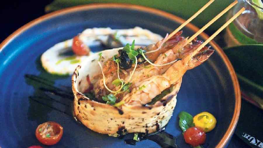 The masterfully plated and served Butter Garlic Prawns were an absolute delight to those who preferred mild and juicy tastes. The tender meat of the prawns was complemented perfectly by the heaven-sent match of butter and garlic.