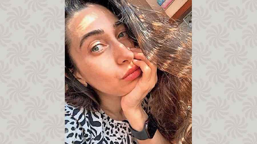 Bebo’s selfie-pro sister Lolo (Karisma Kapoor) caught our eye with her selfie click in the classic black-n-white animal print.