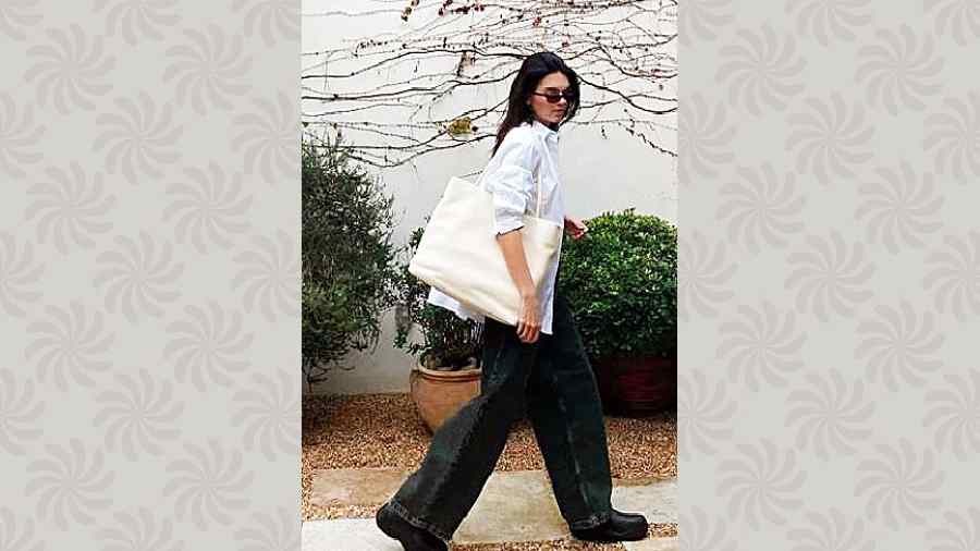 Kendall Jenner’s black-and-white shirt and wide-legged pants for her style curation project for FWRD is effortless and super chic. We loved this comfy and trendy street style that’s easy to emulate. Maybe for a Friday office look or a weekend brunch with your bestie? Try it out!