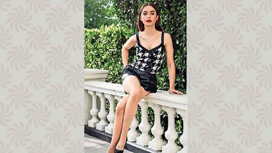 Lily Collins kept us glued to our screens with her quirky,bright, fun,and cool looks in Emily in Paris, and does so on her Insta handle too. And she dons black-and-white in style, be it summer or winter. Our recent favourite from the lot is her simple sleeveless top and mini skirt look.