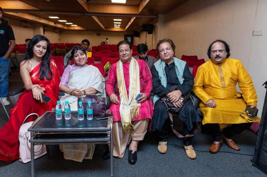 Singers Soma Ghosh, Anup Jalota and Ashok Khosla were invited as special guests at 'Rooh-e-Ghazal', a workshop-cum-concert for students on the Techno India Main Salt Lake campus.