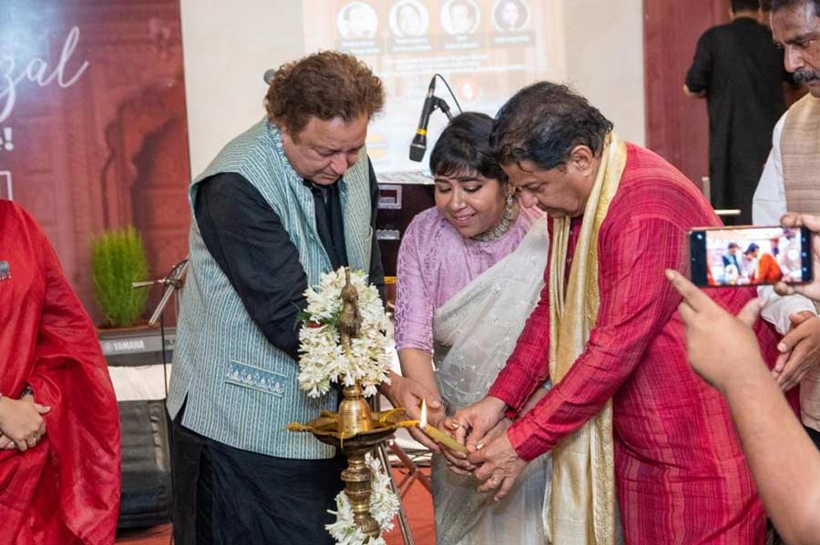 (L-R) Ashok Khosla, Soma Ghosh and Anup Jalota during the lamp-lighting ceremony as part of the event, which introduced the students to Ruhdari ghazal singing.
