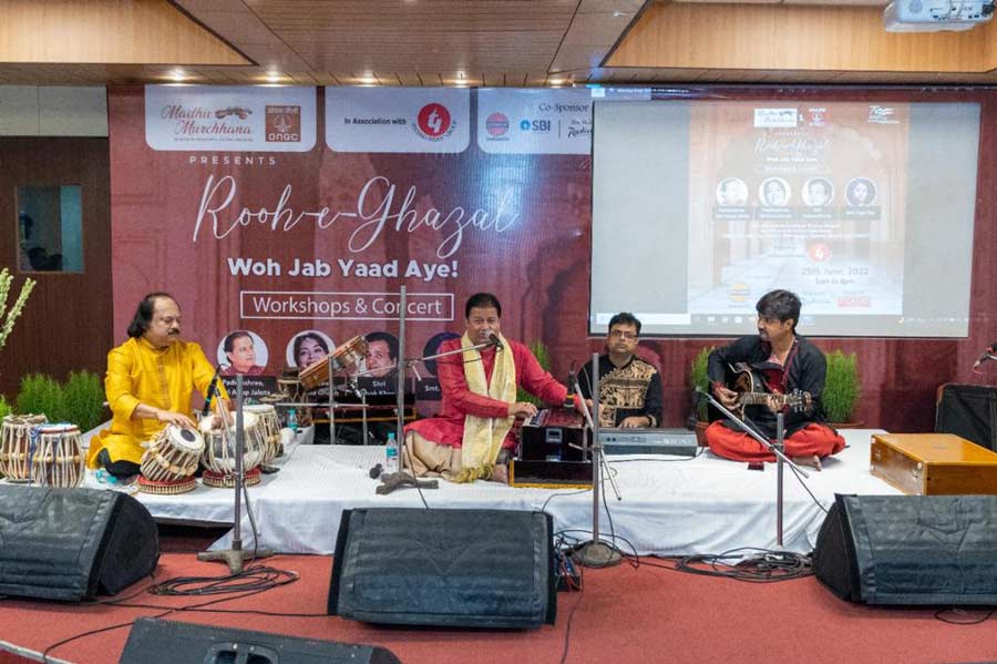 Anup Jalota performs at the event spearheaded by the NGO Madhu Murchhana.  Source: Techno India Group