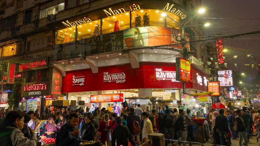 The earliest Indian retailers started their activities in small stalls in the bazaars of north Calcutta. As their confidence and clientele grew, they ventured south — to Dalhousie Square, Esplanade, New Market and Park Street