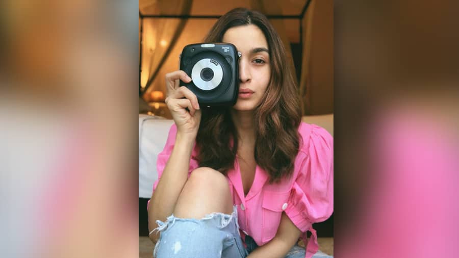 Pretty pink puff sleeves paired with ripped denim — dainty and rugged all in one. Effortless fashion and Alia are synonymous. BTW, did you know soon-to-be-mamma Alia, who announced her pregnancy yesterday, also owns kidswear brand ﻿Ed-a-Mamma﻿?