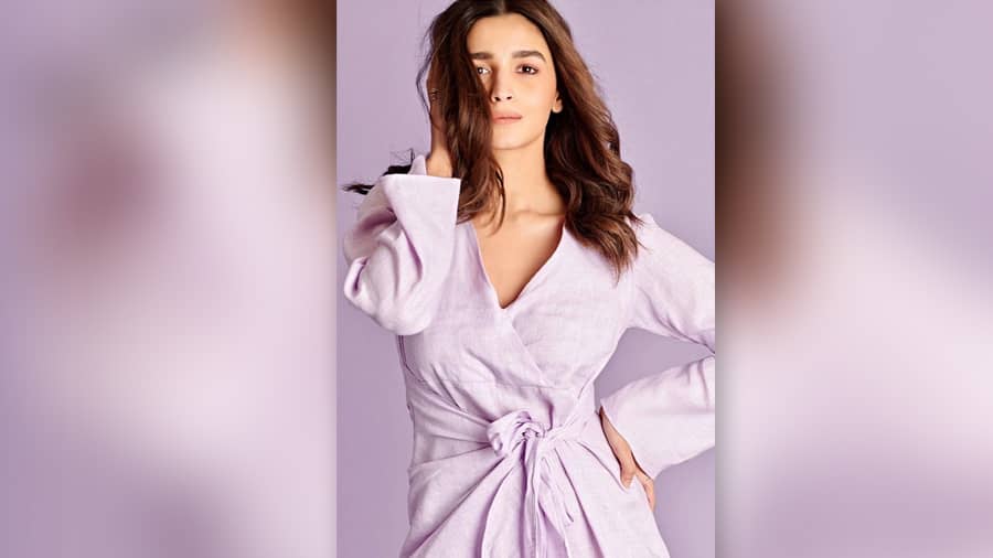 Lilac love by the ‘Gangubai’ actor in a Summer Somewhere Shop tie-up is perfect for humid days. And what’s more? It’s in sustainable fabric. We like how the actress completes the look with blow dried hair and summery earthy makeup.
