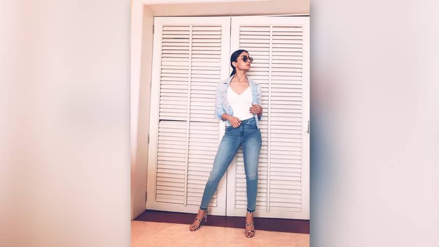 Dream fit denim-on-denim teamed with a solid-colour tee, a touch of zhuzhing up with a sleek low ponytail, statement shades and “give a girl the right shoes” kinda stilettos — you are “ready to conquer the world” just like Alia.