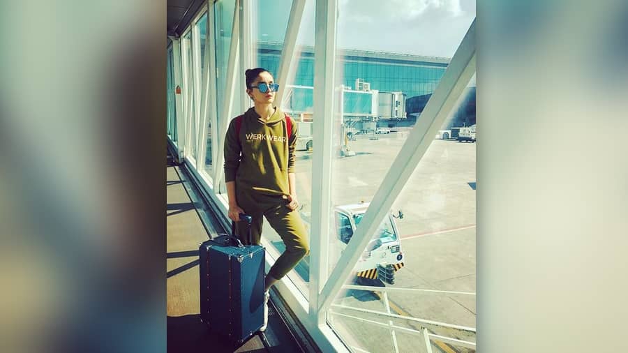 Laid-back travel OOTD done right in a Rheson outfit, the olive-green hoodie coord with sneakers is the kind of athleisure fashion we want for our airport looks. A tight bun and shades, and we too have our own “main heroine hoon” vibes on.