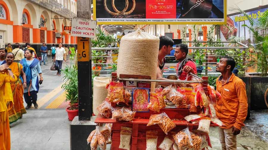 Jhalmuri has remained a firm favourite train snack for generations