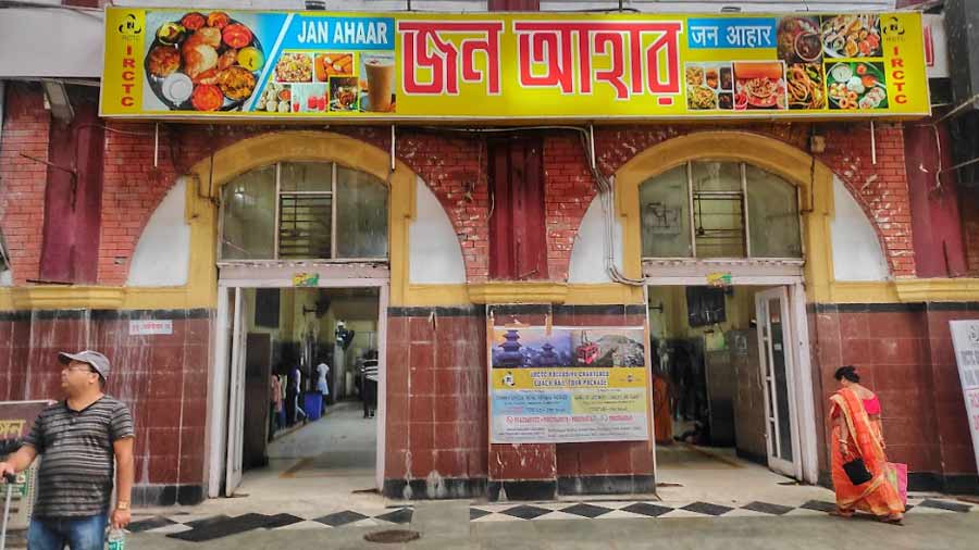 The food stalls at railway stations, are a mix of older traditional ones and newer ones, offering an interesting mix of food items