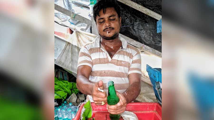 ‘Fotash jol,’ similar to banta soda and goli soda, is sold on many stations in the southern side of Sealdah. In picture, a ‘fotash jol’ seller at Ballygunge station