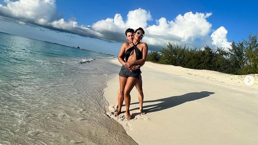 Be it a stroll on the beach, a quick swim in the sea or simply chilling on a yacht, Priyanka Chopra surely knows how to unwind in style.