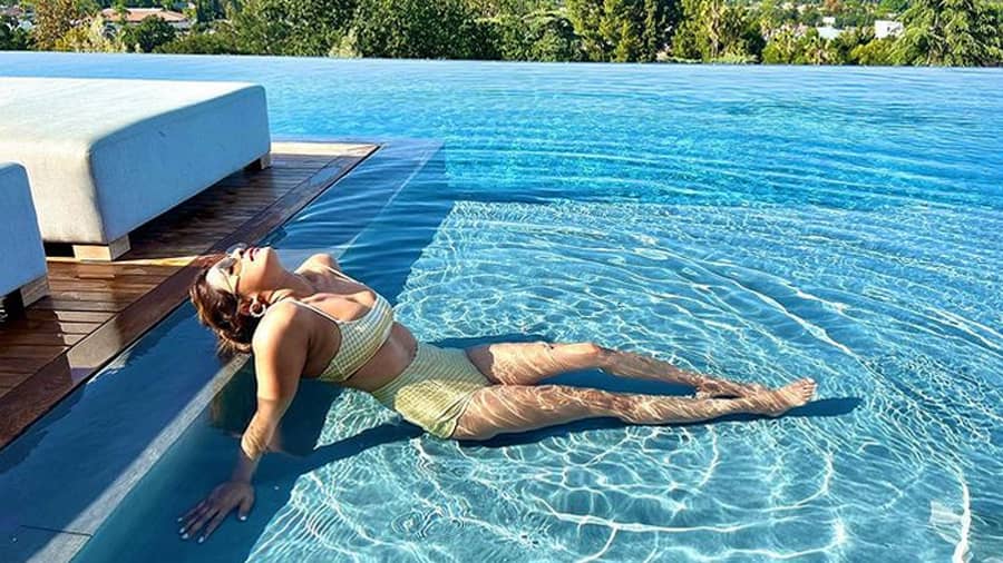 A glimpse of Priyanka LA-ing in a yellow bikini. The actress, who will be seen in the 2023 American film ‘It's All Coming Back to Me’, rocks beachwear like there’s no tomorrow!