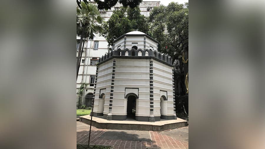 Charnock’s mausoleum, erected in 1695, predates St.  John’s Church, and is one of the oldest pieces of masonry in Kolkata
