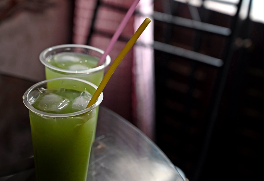 A glass of chilled ‘Aam Panna’ — a traditional tangy Bengali drink prepared from boiled or roasted green mangoes— will give you a fresh lease of life on a hot and humid day.