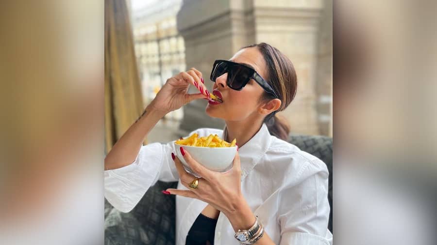 Malaika, with her impeccable fashion sense, gave some serious style goals in a black tee layered with a classic white shirt. The actor completed her look with black shades, red nails and statement watch.