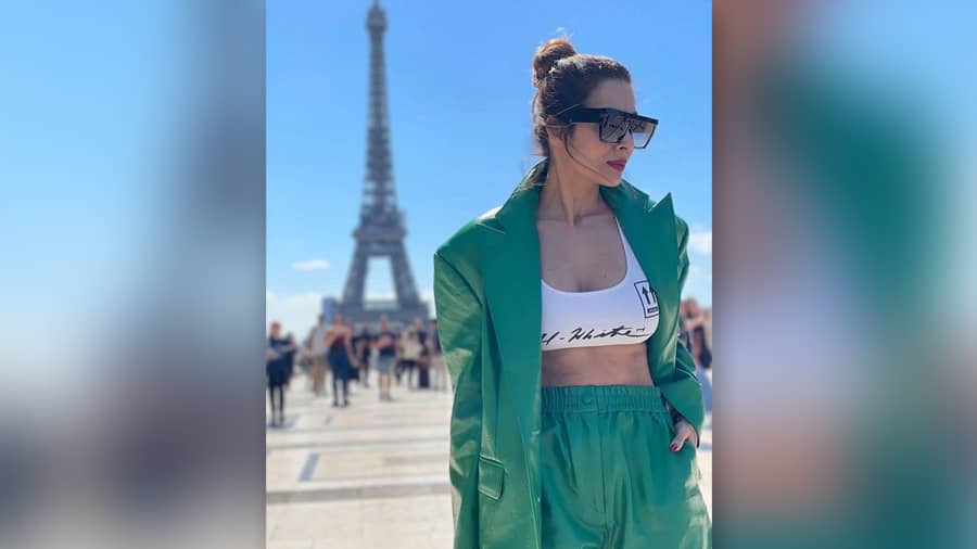 Style guru and cutest “caption chor” around, Malaika, also lovingly called as Malla by her industry pals, rocked green coord striking a pose in front of the Eiffel Towers.