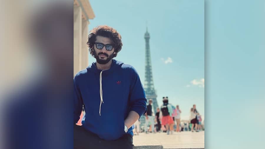 Arjun kept it simple and comfy in a blue hoodie and black pants, posing perfectly also with the Eiffel Tower in the backdrop.
