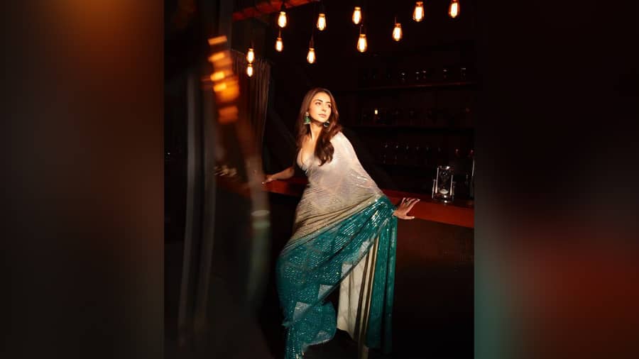 If you are looking for partywear inspos in sari, Rakul’s “Blingtastic mood” in a Manish Malhotra sari and luxury jewellery from the house of Renu Oberoi can be bookmarked to take inspo from. Complete the look with light waves and nude make-up for a picture perfect lookbook.