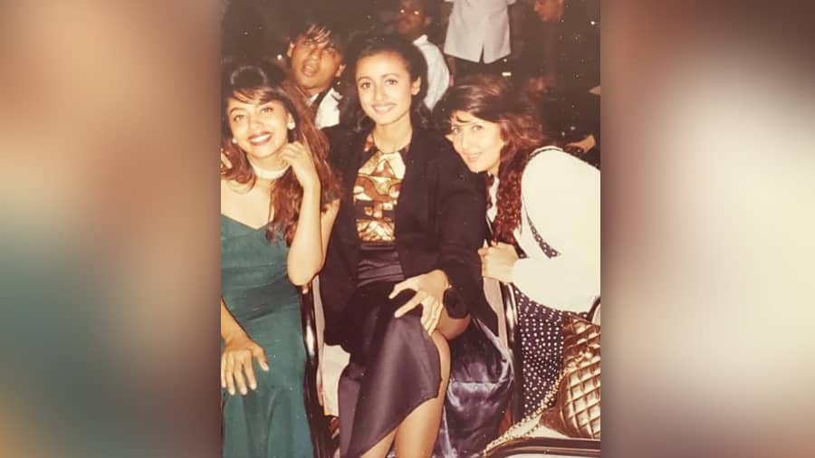 Isn’t he the most handsome photobomber of all time! Gauri Khan pulled out a fun photo with Namrata Shirodkar and Sangeeta Bijlani, and Shah Rukh Khan popping in from behind. 