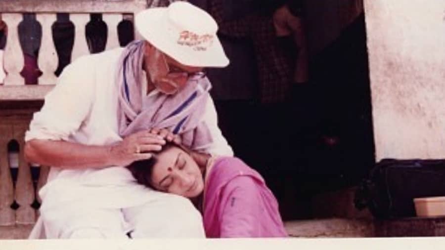 Tabu shared a tender behind-the-scenes moment with Gulzar from the sets of Hu Tu Tu. The film also starred Suniel Shetty, Nana Patekar and Mohan Agashe.