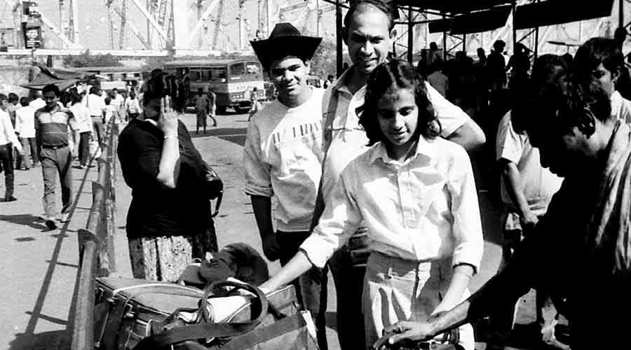 A family, among the last batch of Indians evacuated from Kuwait, at the Howrah station in November 1990.