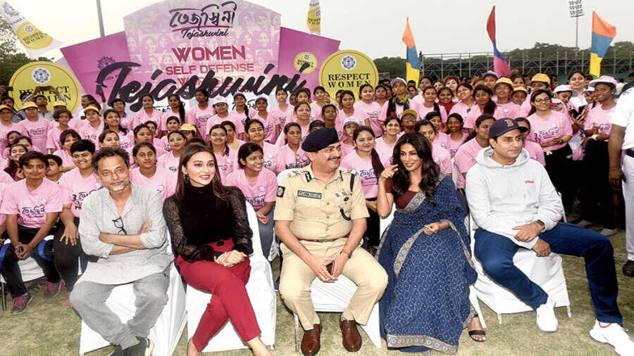 (From left) Movie director Sujoy Ghosh, actor and MP Mimi Chakraborty, former Kolkata police commissioner Anuj Sharma, actors Chitrangada Singh and Abhishek Bachchan with participants of Tejashwini at the closing ceremony in 2020