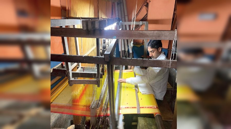 The weavers of the taantipara make fabulous Murshidabad silks, but many have to keep at their craft in rather impoverished circumstances