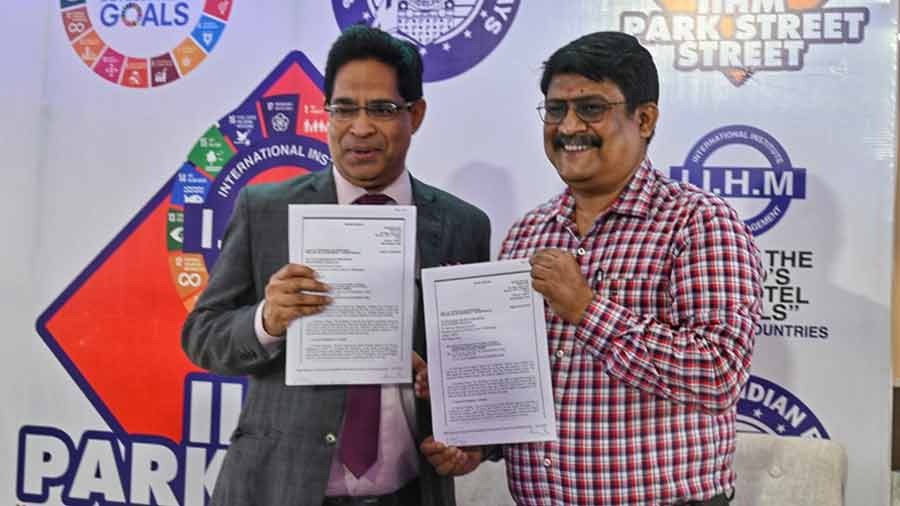 Suborno Bose, chairman, IIHM Worldwide, and Kaushik Mitra, deputy chief operations manager/commercial, Metro Railway, with the MoU