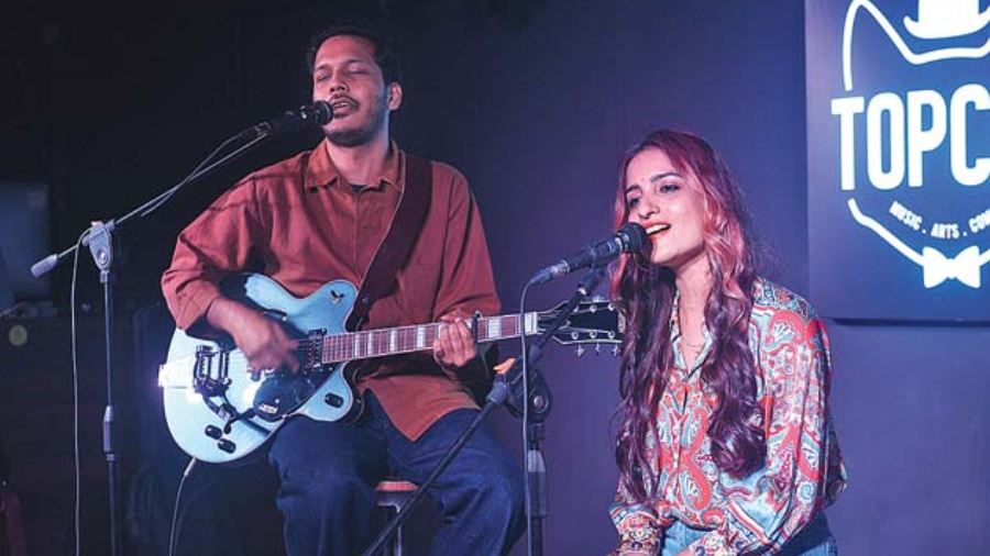 Sameer Rahat and Rashmeet Kaur performing 'Jugnu hote hain' at Offbeat CCU