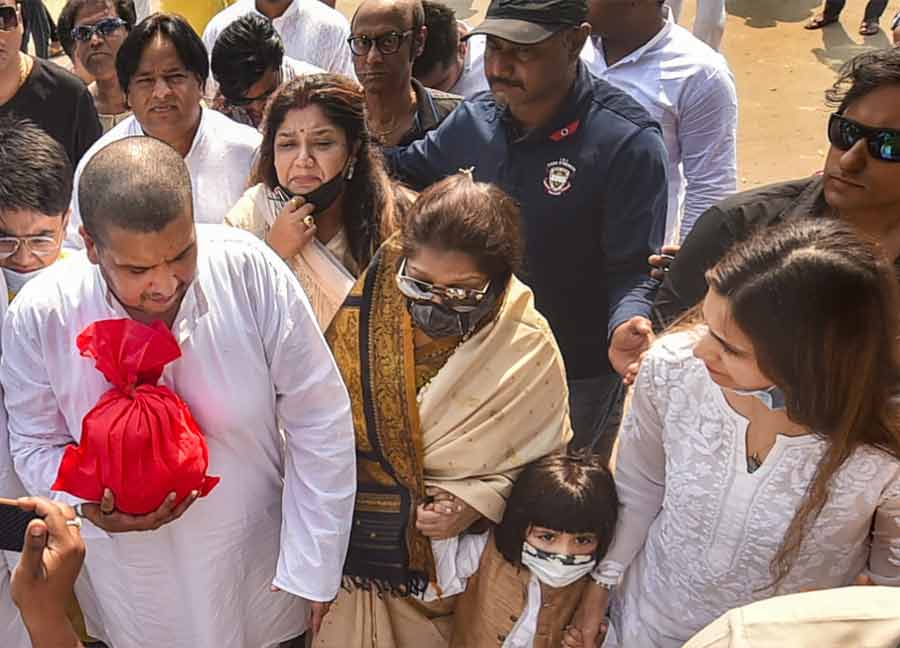 Late singer-composer Bappi Lahiri’s son Bappa Lahiri and other family members on their way to immerse the late singer’s ashes in the Hooghly on Thursday 
