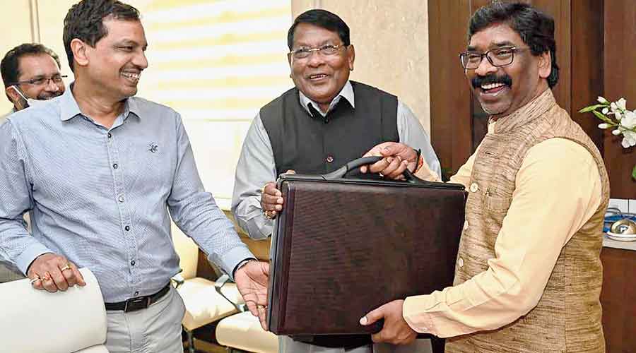 Jharkhand finance minister Rameshwar Oraon (centre) meets chief minister Hemant Soren with the state budget 2022-23 in the Assembly in Ranchi on Thursday.