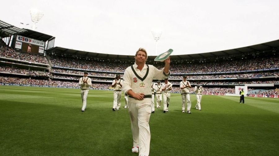 Shane Warne acknowledges the crowd after claiming his 700th test wicket