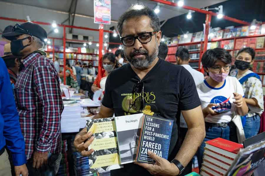 Ghosh finally gets the book he is looking for — 'The Murderer, The Monarch and the Fakir: A New Investigation of Mahatma Gandhi’s Assassination'. He also takes home Fareed Zakaria’s 'Ten Lessons For A Post-Pandemic World' and 'The Aleph' by Jorge Luis Borges, one of his all-time favourite authors 
