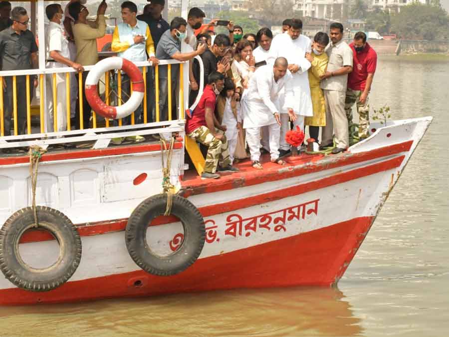 BON VOYAGE: Late singer-composer Bappi Lahiri’s son, Bappa, scatters his father’s ashes over the Hooghly river at the Outram Ghat on Thursday, March 3, 16 days after the Bollywood pop-music icon died in Mumbai. The Disco King died of obstructive sleep apnea