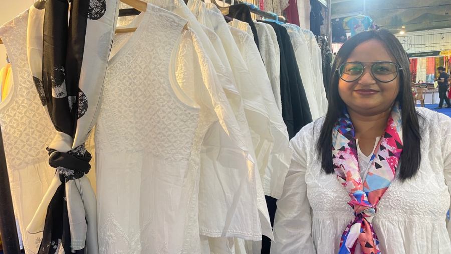 Insha dressed in her short kurti display the collection.