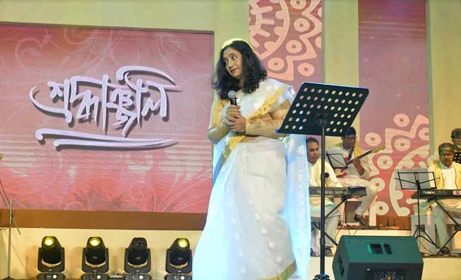 Singer Swagatalakshmi Dasgupta sings at a programme remembering Lata Mangeshkar on Sunday