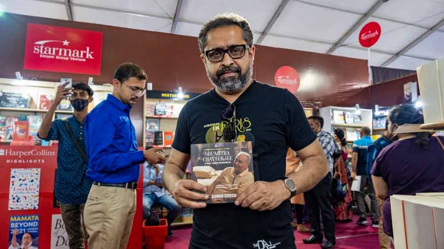 Suman Ghosh with his book on Soumitra Chatterjee at the Starmark stall 