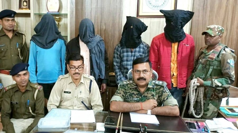 The four arrested criminals of the extortion racket at Bokaro police station. 