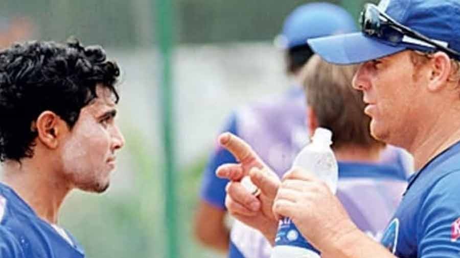 Warne in conversation with Ravindra Jadeja during IPL 2008