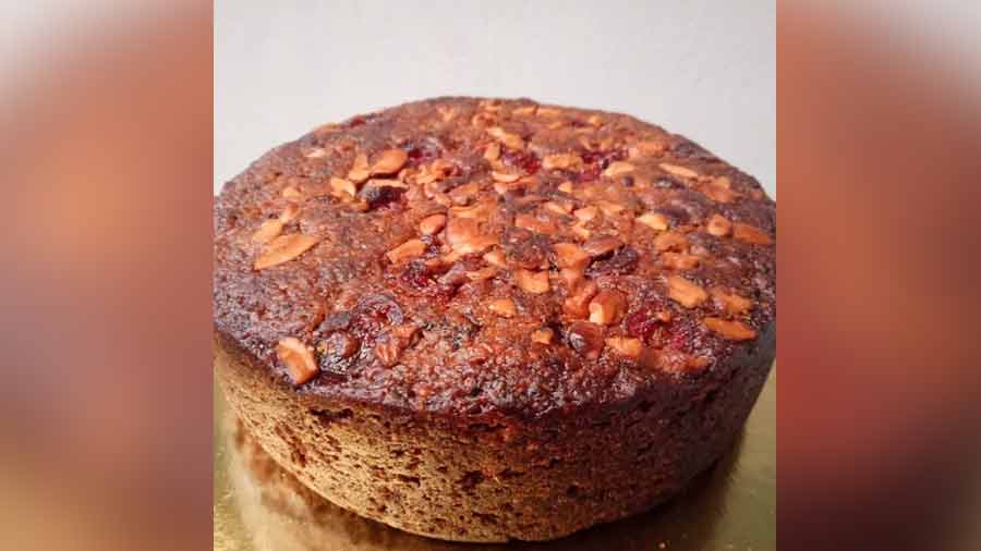 Rum-soaked rich fruit and nut Christmas cake 