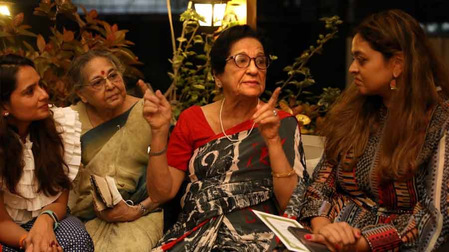 Kanta Verma (centre) 