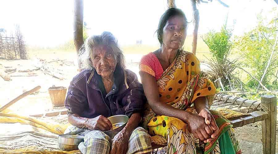 Chandu Kui Jamuda and her daughter at their house in Sonua block of West Singhbhum district. 