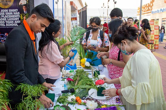 Bibliophiles tried their hand at flower arrangements in between book-stall hopping. 